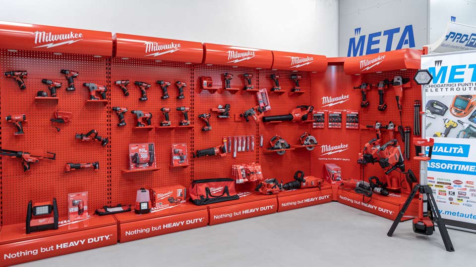 esposizione prodotti Milwaukee tools
