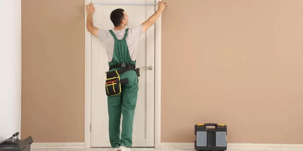 Come montare una porta interna: guida passo per passo con strumenti e misure